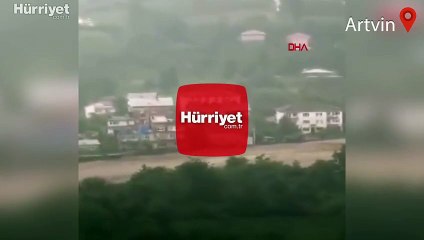 Artvin'in Arhavi ilçesinde dere kenarındaki bir ev selde böyle yıkıldı