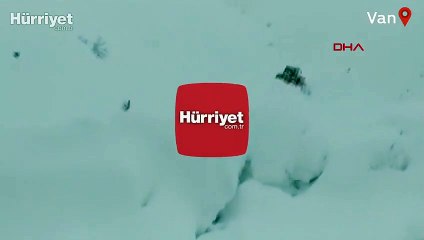 İş makinesi çığ altında kaldı, operatör son anda kurtuldu