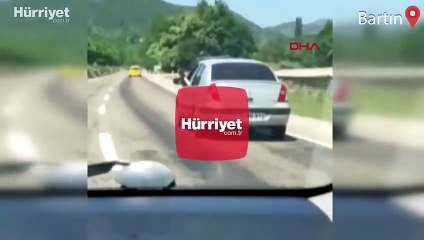 Otomobili, ayağını camdan sarkıtarak kullandı!