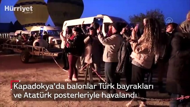 Kapadokya'da balonlar Türk bayrakları ve Atatürk posteri ile uçtu