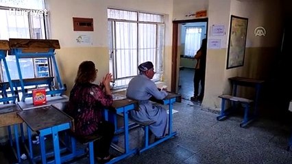 Iraklılar, oy kullanmak için sandık başında