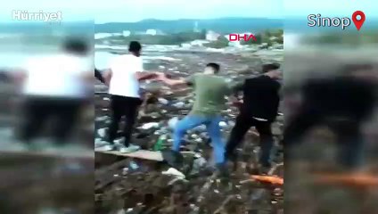 Sele kapılan köpeği elele verip kurtardılar