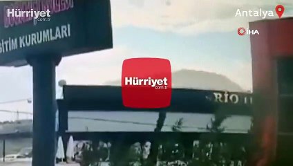 Manavgat’ta fırtına iş yerinin çatısını uçurdu