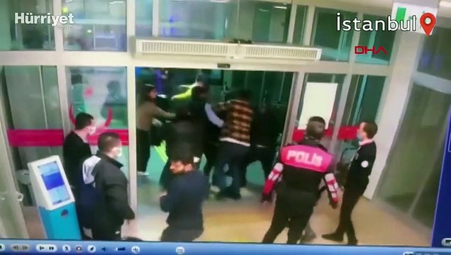 İki aile arasındaki kavgada bir kadın hastane önünde silahla vuruldu, o anlar kamerada