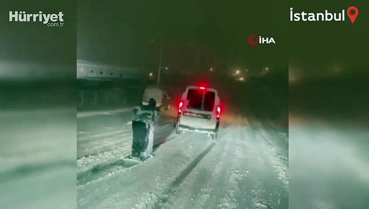 Aracın arkasında bağladığı tahtayla karda sörf yaptı
