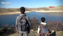 Okula gitmek için her gün kayıkla baraj gölünü geçiyorlar
