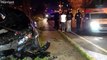 Otomobil aydınlatma direğine çarptı  Polis, sürücü olduğunu iddia eden kadına inanmadı