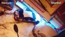 Kağıthane'de buzda kayan otomobil sokağı birbirine kattı