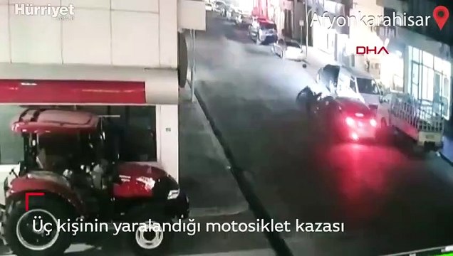 Üç kişinin yaralandığı motosiklet kazası kamerada