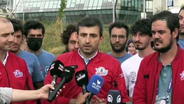 TEKNOFEST Yönetim Kurulu Başkanı Bayraktar, otonom araç yarışmasına katılan araçları inceledi