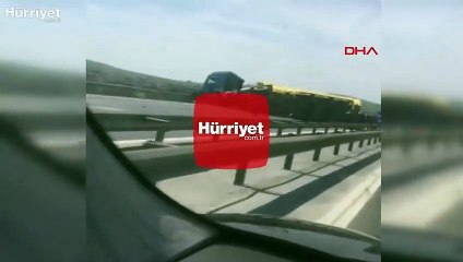 TEM'de kum yüklü TIR, otomobilin üstüne devrildi