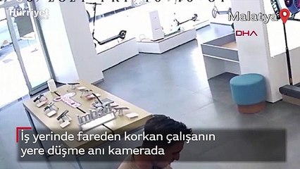  İş yerinde fareden korkan çalışanın yere düşme anı kamerada