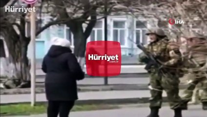 Ukraynalı kadından Rus askere: “Silahları bombaları bırakın”