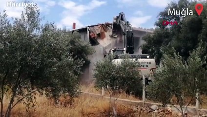 Akbük Koyu'ndaki kaçak yapılar yıkıldı