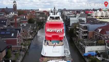 Hollanda'da lüks yatı dar kanaldan böyle geçirdiler