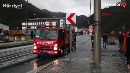 Dereye düşen hafif ticari aracın sürücüsü merdivenle kurtarıldı