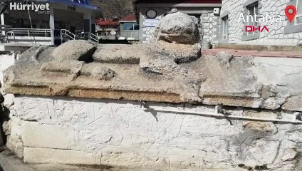 Tarihi eserler üzerine plastik borularla döşenen çeşme kaldırıldı