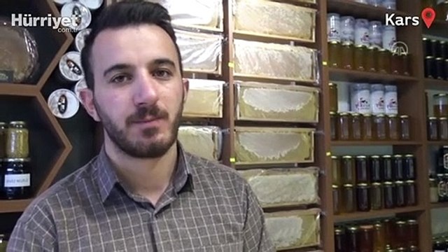 Kars'ta sezonun ilk gravyer peyniri tezgahlarda yerini aldı