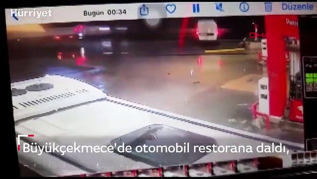Büyükçekmece'de otomobil restorana daldı, 2 bekçi yaralandı o anlar kamerada