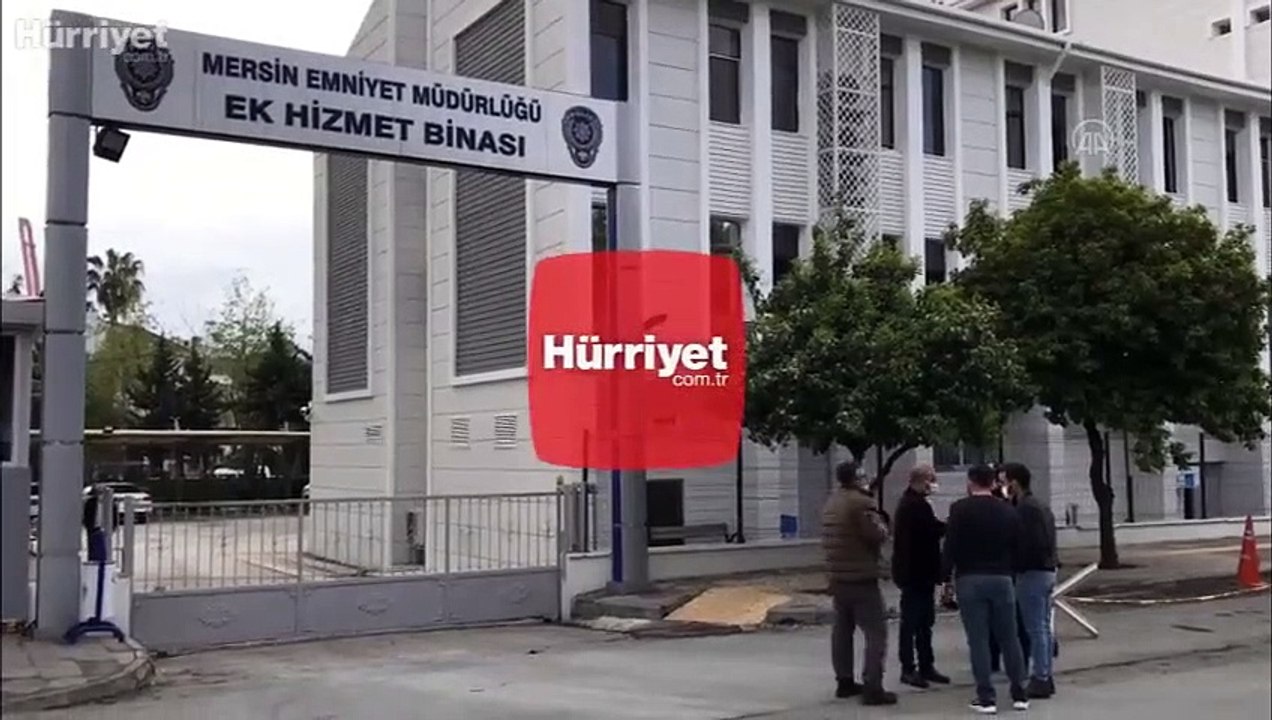 Motosikletli kapkaç zanlısı kask ve kıyafetinde...