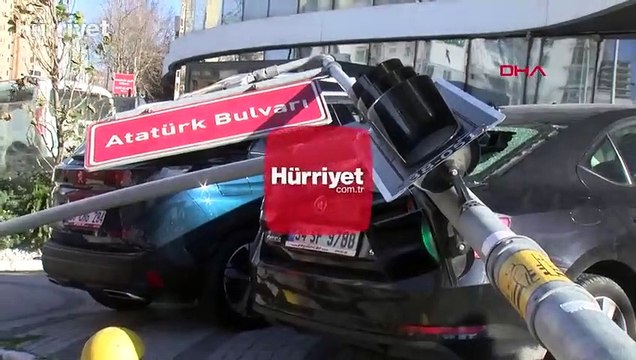 Esenyurt’ta rüzgar nedeniyle devrilen direk, 2 otomobile zarar verdi