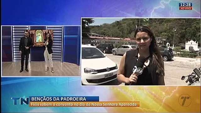 Fiéis sobem o convento no dia de Nossa Senhora Aparecida