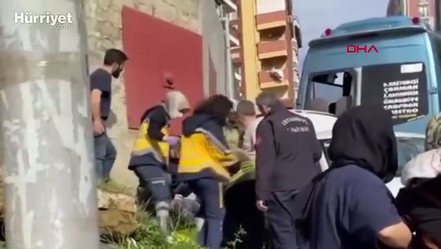 Ümraniye'de yokuş aşağı kayan minibüs ile otomobil arasında sıkışan kişi yaralandı