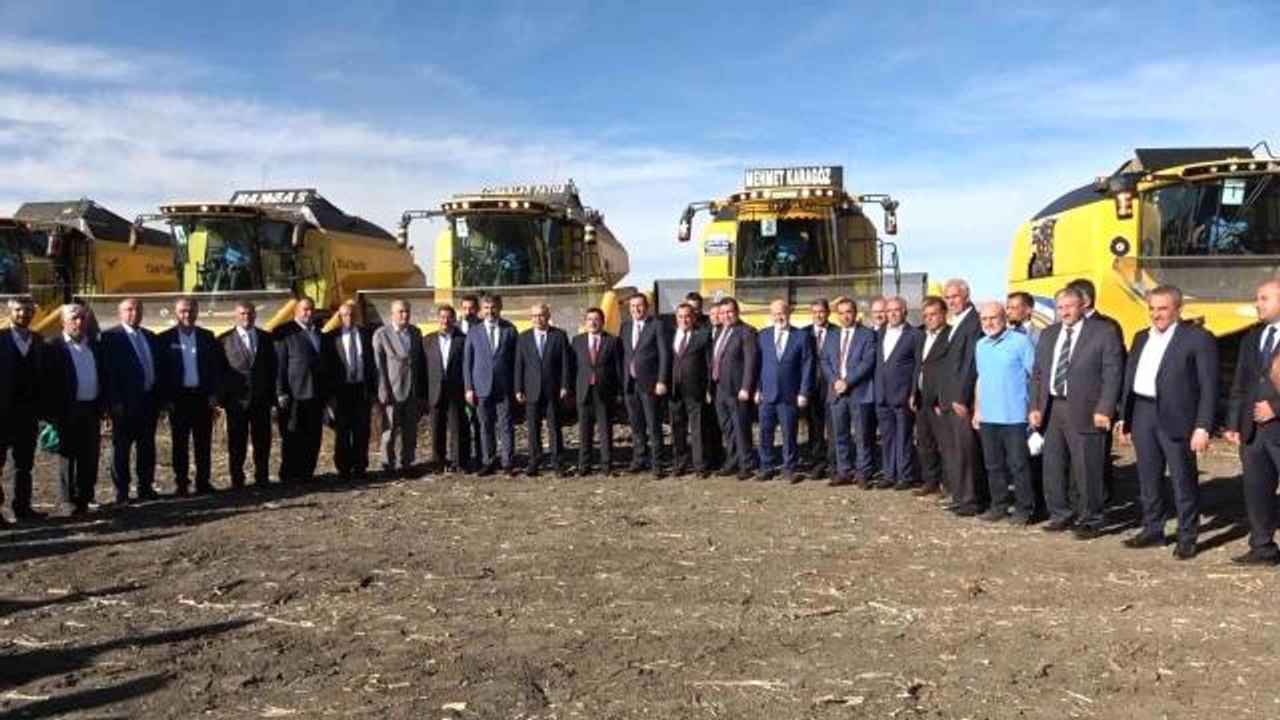 Muş ekonomi haberi | Tarım ve Orman Bakan Yardımcısı Pakdil, Muş Ovası'nda biçerdöverle ayçiçeği hasadı yaptı