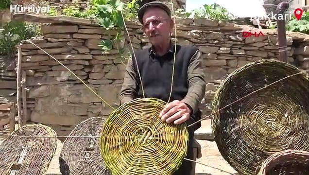 Geçimini 14 yıldır sepet örerek sağlıyor