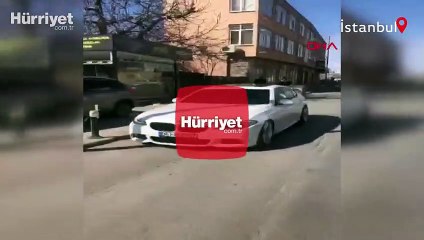 Milyonluk otomobiliyle aniden gaza basınca refüje çıktı