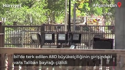 Kabil’de terk edilen ABD büyükelçiliğinin girişindeki duvara Taliban bayrağı çizildi