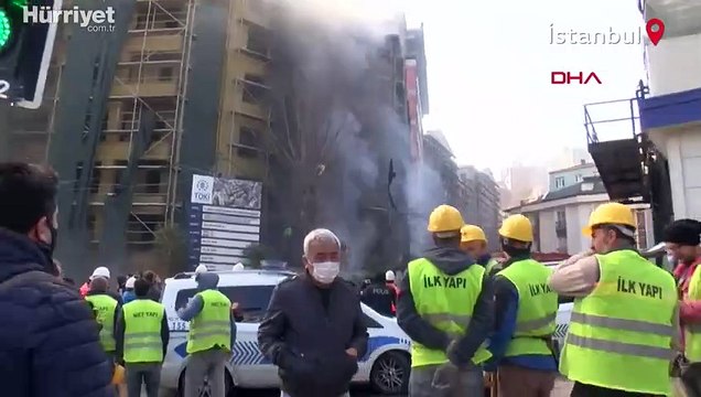 Kağıthane'de inşaat şantiyesinde yangın alevler binanın ön cephesini sardı