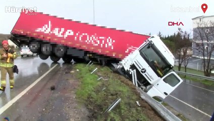 Büyükçekmece'de TIR yoldan çıktı, askıda kaldı
