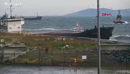 Zeytinburnu'nda gemi kıyıya sürüklendi