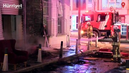 Bakırköy'de 3 katlı giyim mağazasının önüne bırakılan eşyalar yandı