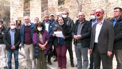 CHP'li Erol'un Ana Fatma Ziyareti'ne diktirdiği heykeller ve tabela, tepkiler üzerine kaldırıldı