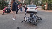 Otomobile çarpan motosikletin sürücüsü metrelerce havaya uçtu...O anlar kameralara yansıdı