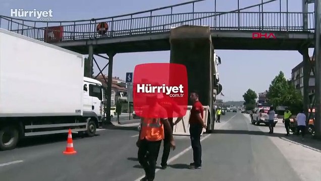 Yalova'da damperi açılan kamyon üst geçide çarptı