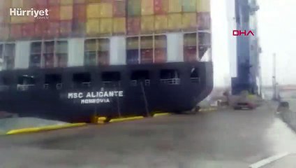 Ambarlı limanında konteyner gemisinin kıyıya oturma anı kamerada