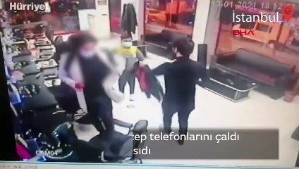 Kimseye aldırmadan cep telefonlarını çaldı! O anlar kameraya yansıdı