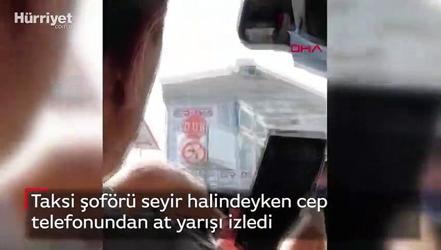 Taksi şoförü seyir halindeyken cep telefonundan at yarışı izledi
