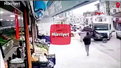 Kamyonun çarptığı pat pat hareket ederek markete girdi