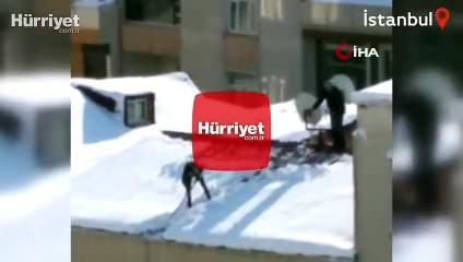 Çocuğu iple bağlayıp çatıdaki karları temizletti!