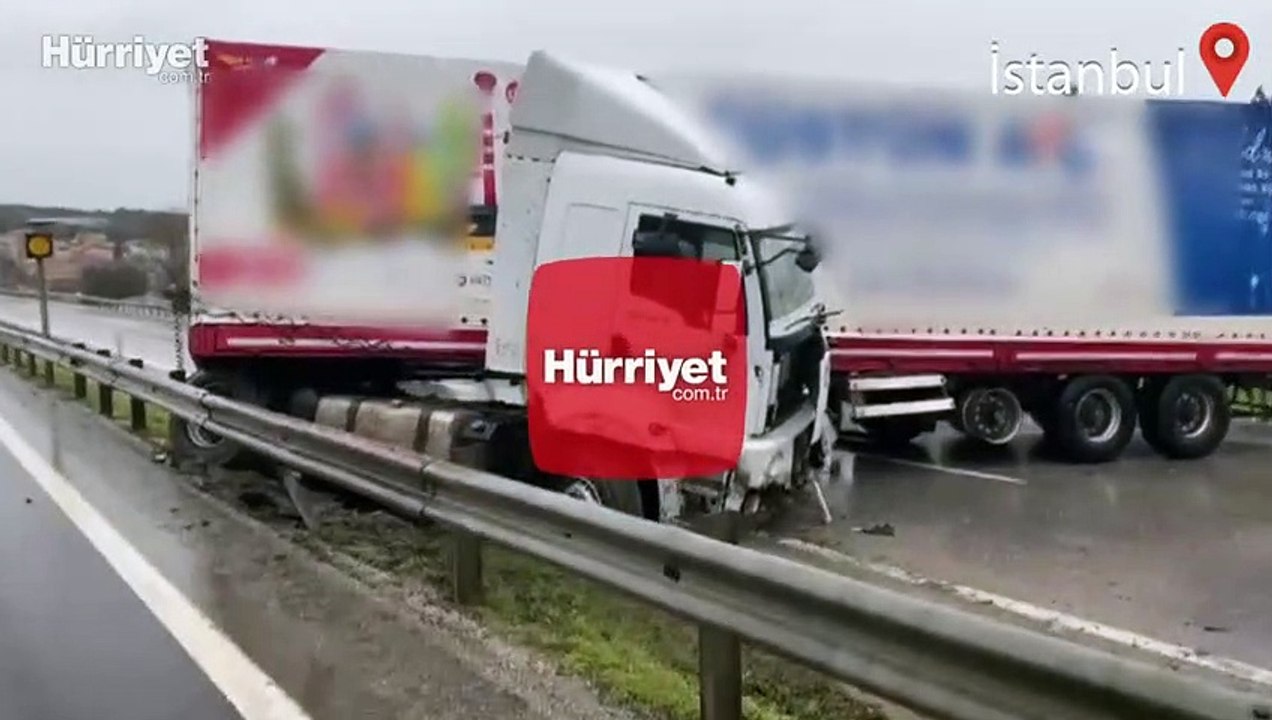 Kayganlaşan yolda makası kırılan TIR yan dönerek trafiği kapattı