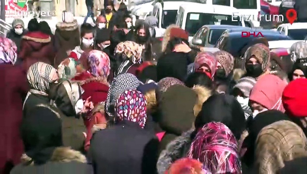 'İndirim' duyulunca koronavirüs hiçe sayıldı  metrelerce kuyruk oluştu