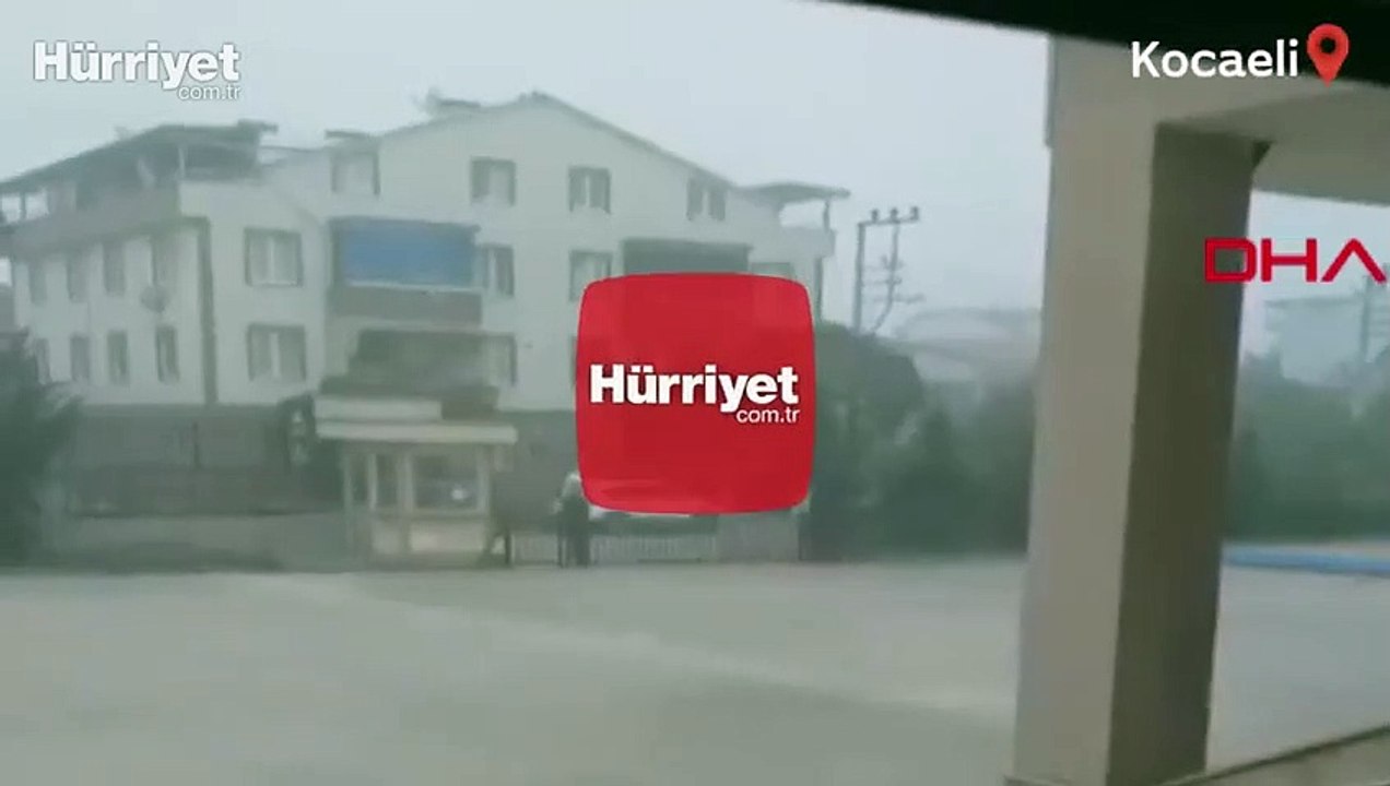 Omzundaki yüke rağmen saygı duruşunda bulundu