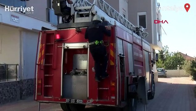 Hava almak için çıktığı balkonda mahsur kaldı