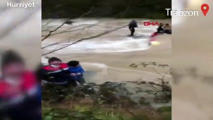 Bir otomobil, Araklı ilçesindeki Karadere'ye uçtu  araçtaki 3 genci vatandaşlar kurtardı