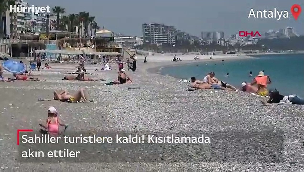 Antalya'da sahiller turistlere kaldı