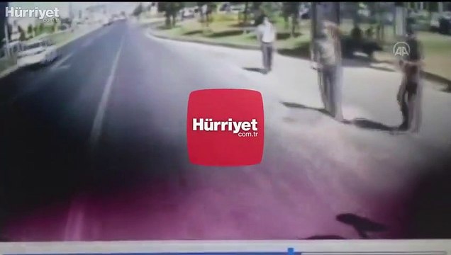 Otobüs durağında bekleyenlere yolculara otomobil çarptı: 2 yaralı